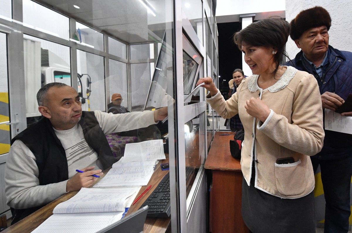 بالصور- نساء يقدن الحافلات في مشهد غير مألوف في أوزبكستان